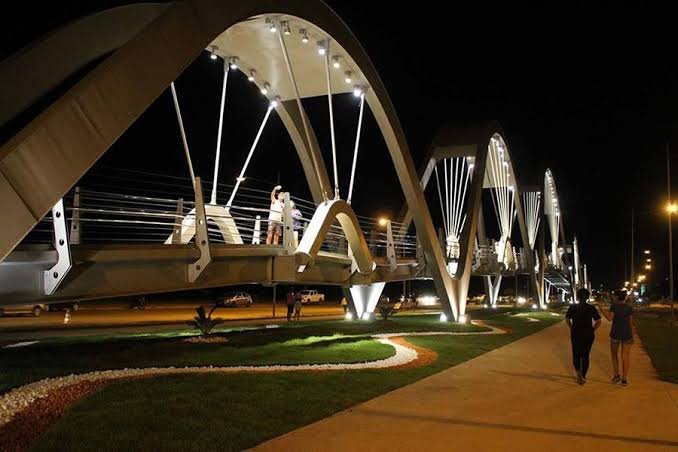 ESPAÇO ALTERNATIVO: Mulher que fazia caminhada tem carro arrombado e perde R$ 5 mil