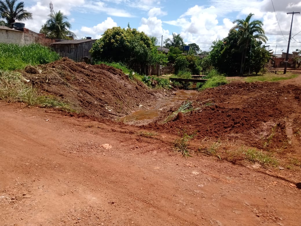 MELHORIAS: Prefeitura limpa canal na zona Sul após pedido de Edwilson Negreiros