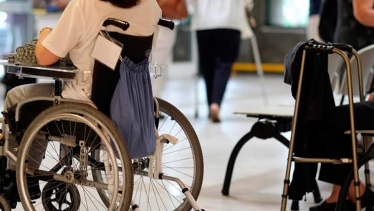 ABSURDO: Filho armado com faca ameaça matar e assalta a própria mãe cadeirante