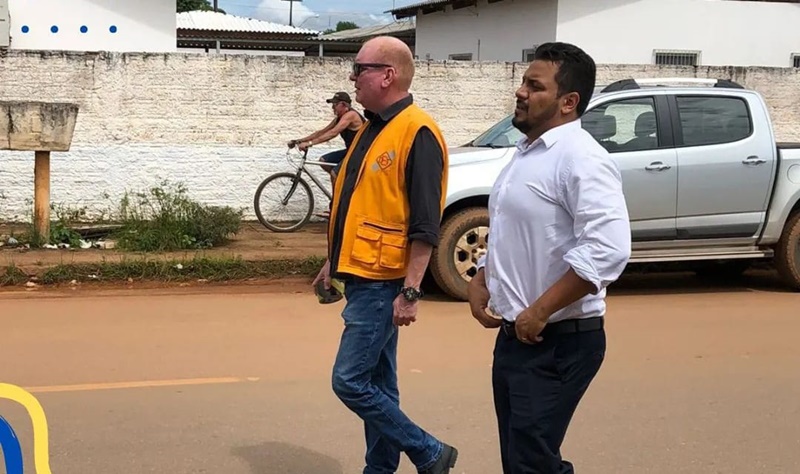 SEGURANÇA: SEMTRAN instala faixa de pedestres em frente a escola no bairro Aponiã