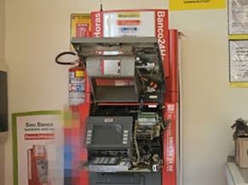 FURTO: Caixa eletrônico em farmácia é arrombado por criminosos na madrugada