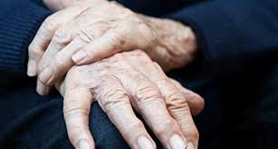 COVARDIA: Idoso é agredido a pauladas por trio ao reagir roubo dentro de casa