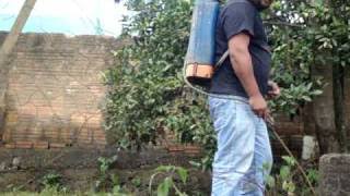 DISCUSSÃO: Homem é atacado a pauladas pelo irmão ao jogar veneno em terreno