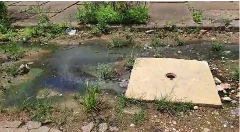 IMUNDÍCIE: Moradores reclamam de buracos e mau cheiro no Bairro Santa Bárbara