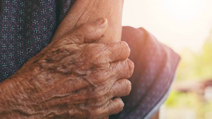 REVOLTANTE: Idosa doente é espancada pelo neto dentro de residência