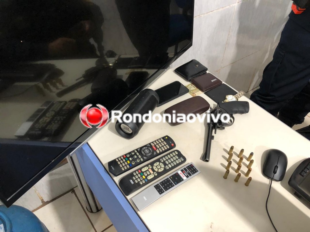 NÃO ESCAPOU: Dupla tenta fugir ao ver a PM, mas é presa com arma e TV roubada em casa