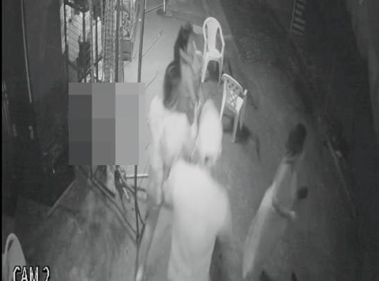 NA CALÇADA: Vídeo flagra motorista bêbado atropelando criança e fugindo