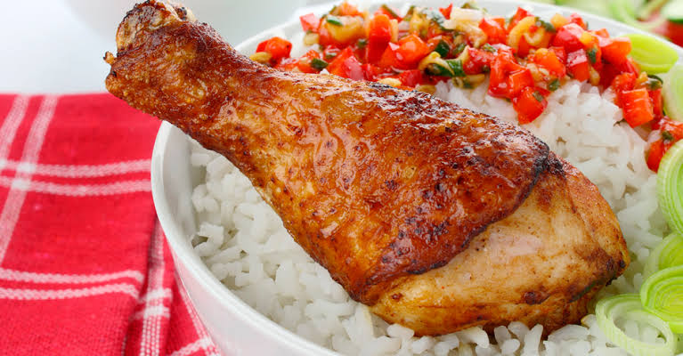 NO ALMOÇO: Filho é acusado de agredir a mãe por causa de coxa de frango