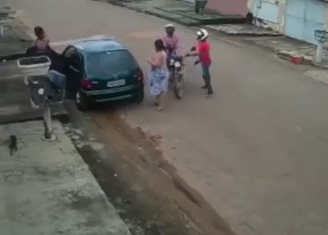 VEJA VÍDEO: Mulheres são roubadas por casal ladrão na frente de crianças