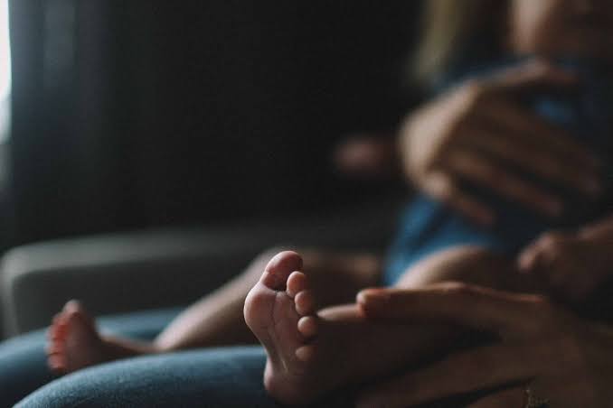 BEBÊ NO COLO: Adolescente é espancada ao pedir para marido comprar o leite da filha