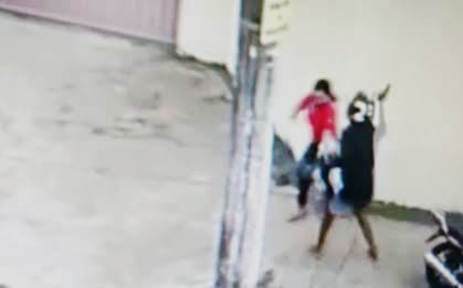 SEM REAGIR: Mulher é agredida com socos no rosto durante assalto