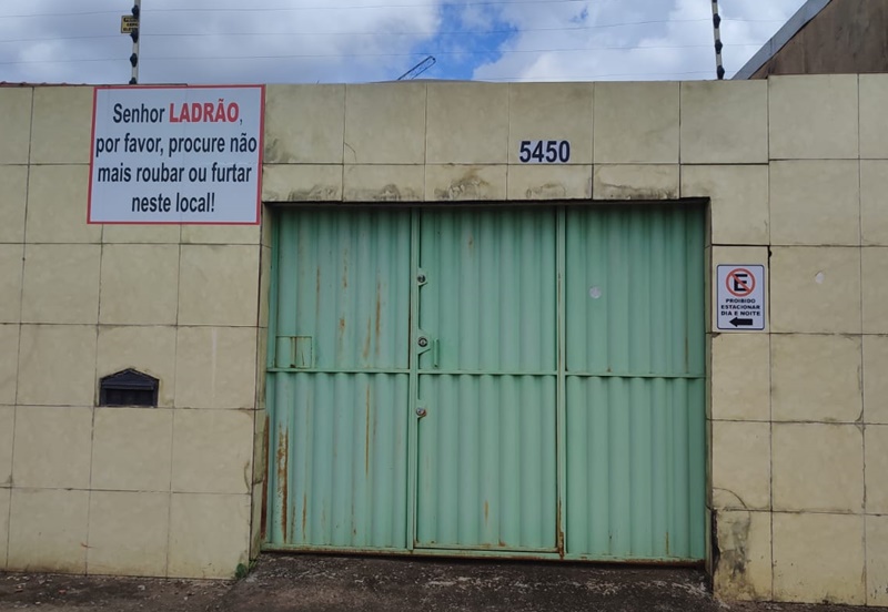 CENAS DA CIDADE: Aviso em casa de Porto Velho pede que ladrões não roubem mais