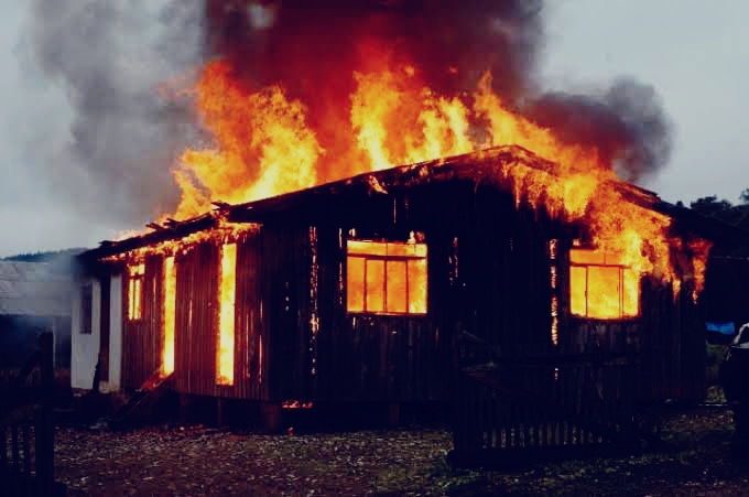 ATAQUE VIOLENTO: Mecânico é baleado e tem residência junto com motocicleta incendiadas