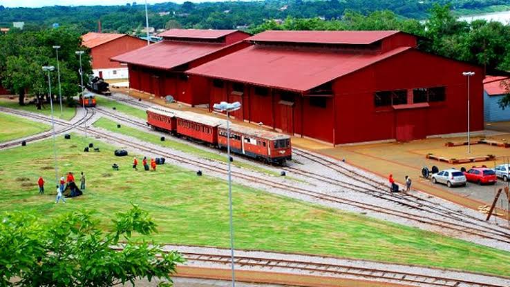 AS ESCURAS: Criminoso é flagrado furtando iluminação da praça da Estrada de Ferro
