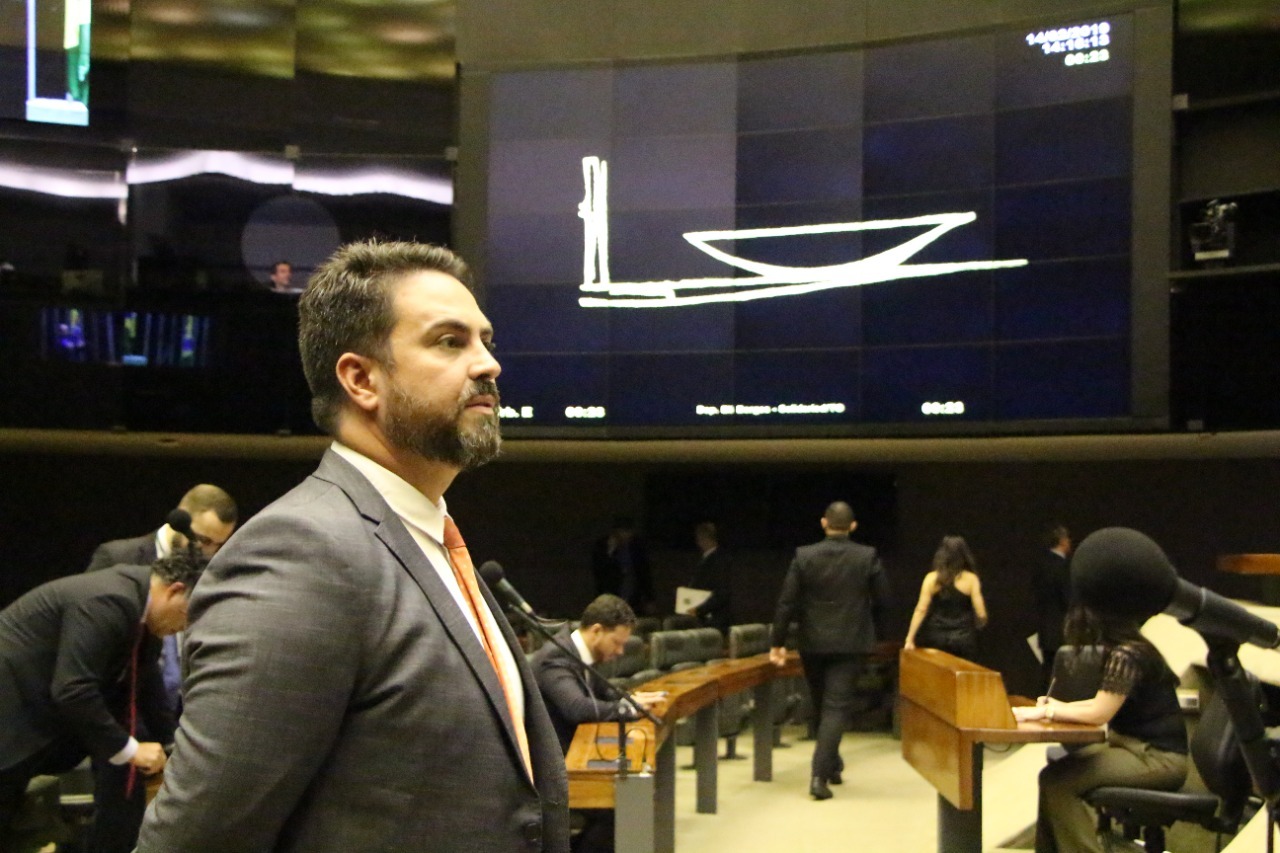 MENOS TAXAS: Léo Moraes propõe a isenção da taxa de licenciamento de veículos