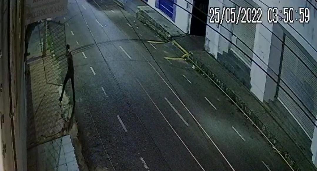 CÂMERA FLAGROU: Criminosos arrancam e furtam grades de proteção de loja no Centro