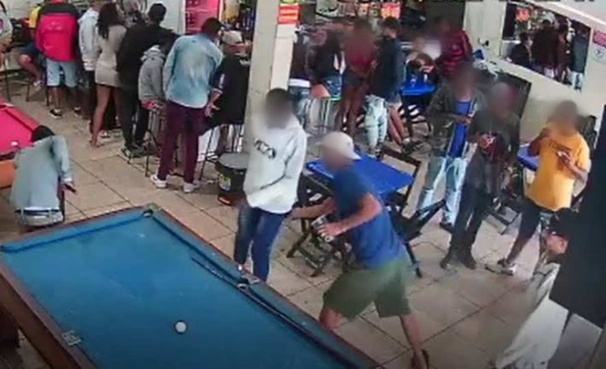 APÓS DISCUSSÃO: Irmãos tentam matar jovem com facada no coração em bar
