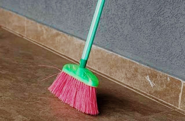 ENTREGOU: Jovem é agredida a vassourada por denunciar irmão acusado de roubos