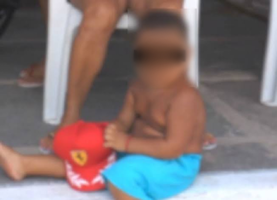 ABANDONO: Pais deixam filho de quatro anos em casa e são presos ao voltar da igreja