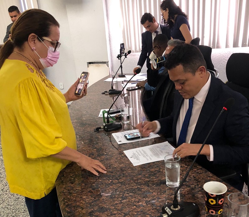 VEREADORA: Ellis Regina coleta assinaturas para retorno das sessões presenciais