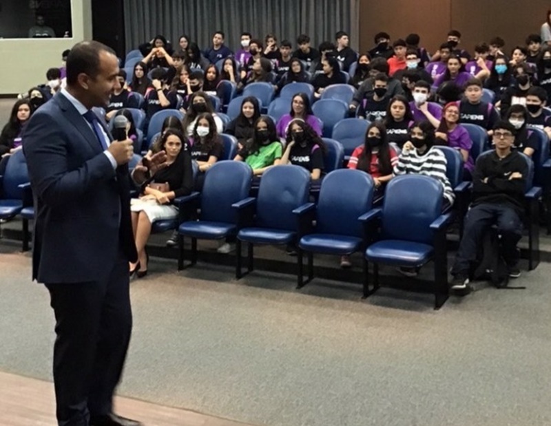 CRIMES CIBERNÉTICOS: Alunos do Colégio Sapiens recebem palestra sobre delitos na internet