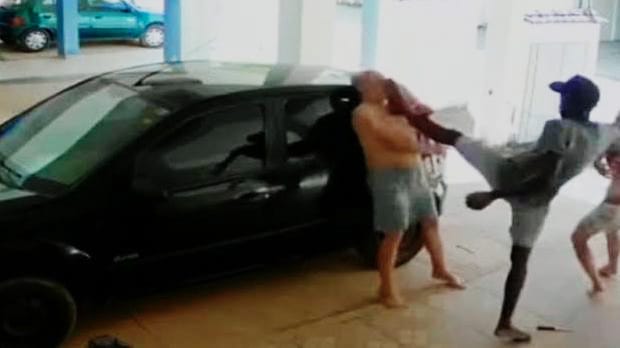 REVOLTANTE: Idoso de 89 anos é espancado por morador de rua em frente de casa