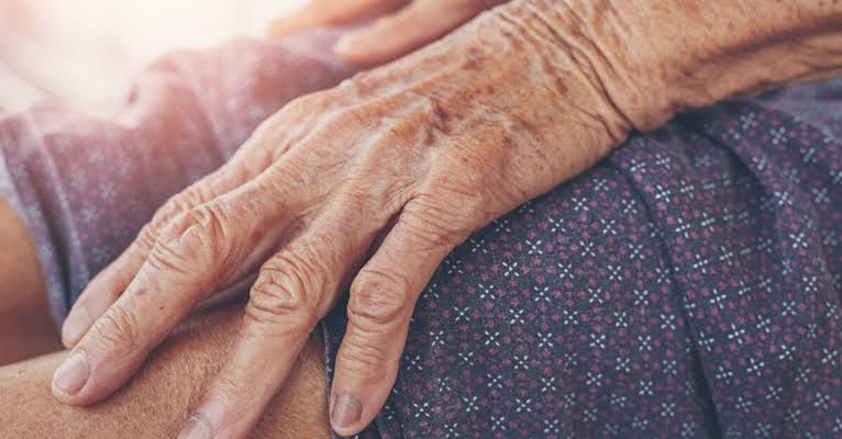 DESCONTROLADO: Filho é preso por ameaçar matar mãe idosa a pauladas na zona Sul