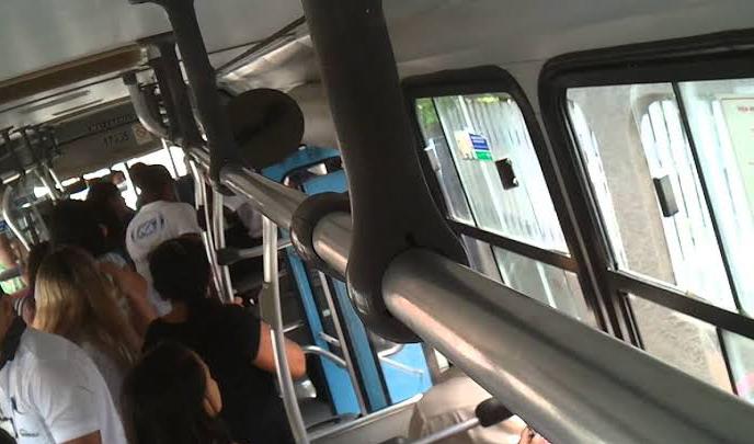 TRANSTORNADO: Armado com duas facas, homem causa pânico em ônibus e PM é acionada