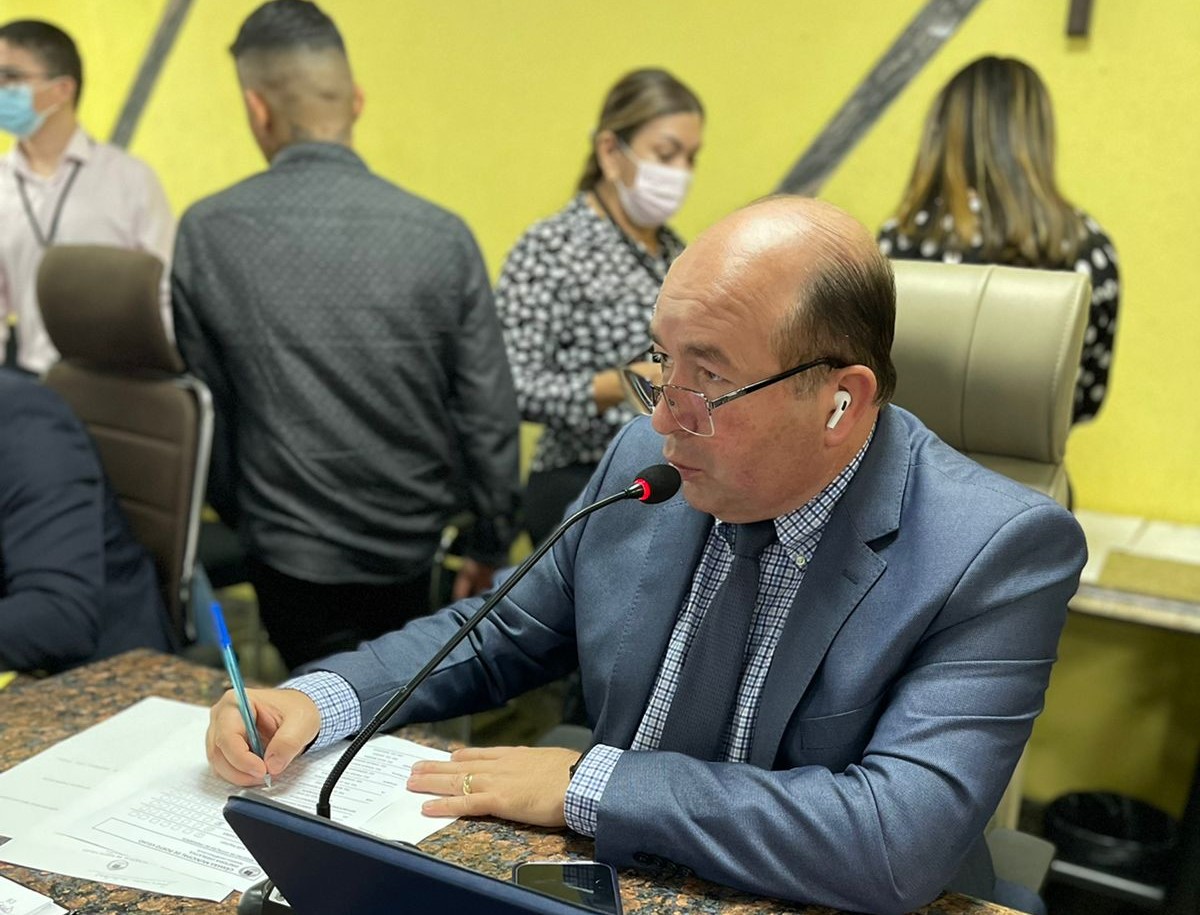 EDWILSON NEGREIROS: Prefeitura limpa córrego na zona Sul após pedido de vereador