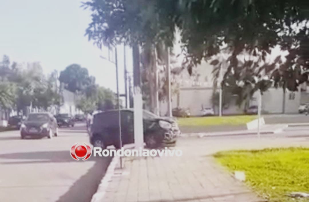 IMPRUDÊNCIA: Uno se choca em poste após grave batida na frente da Catedral