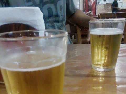 NO BAR: Sargento da PM é acusado de agredir mulher que jogou cerveja em seu rosto