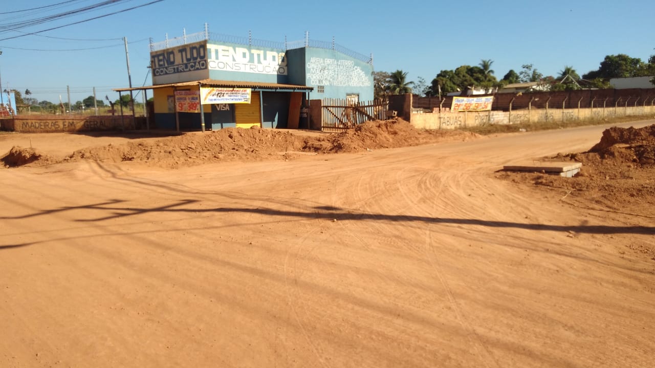 BAGUNÇA: Moradores reclamam de obra parada na Avenida Calama