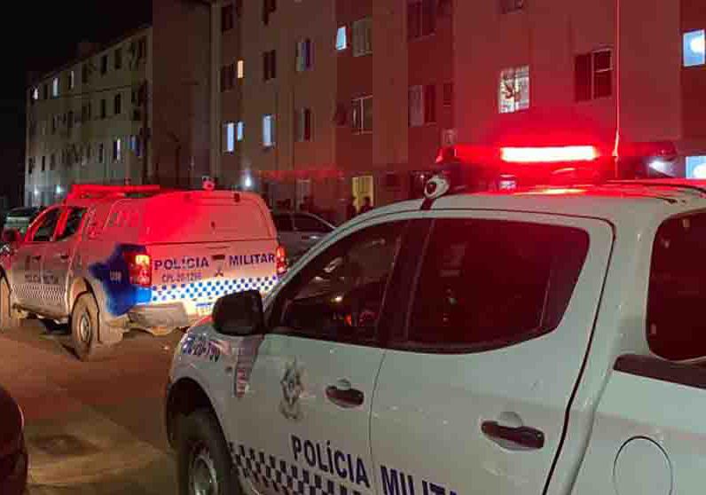 ARMADO: Após roubar jovens em campo de futebol, ladrão é preso em condomínio