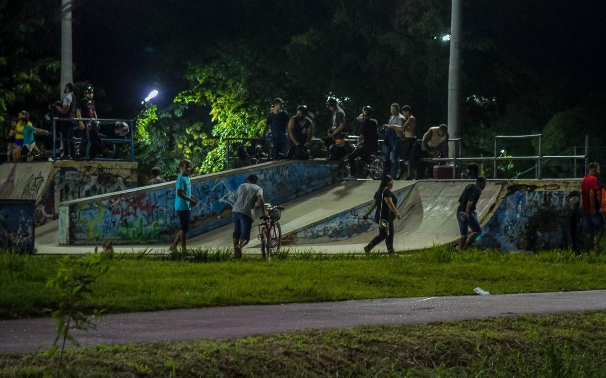 DIREÇÃO PERIGOSA: Adolescente é detido após empinar moto na frente da polícia no Skate Parque
