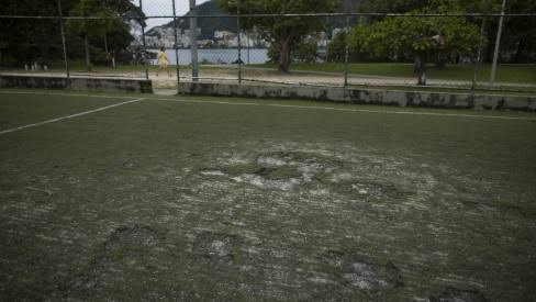 NA HORA: PM flagra garota de 13 anos sendo estuprada em vestiário de campo de futebol