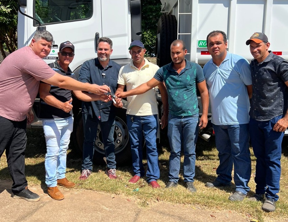 APOIO AOS MUNICÍPIOS: Léo Moraes faz maratona pelo interior para entrega de máquinas e equipamentos 