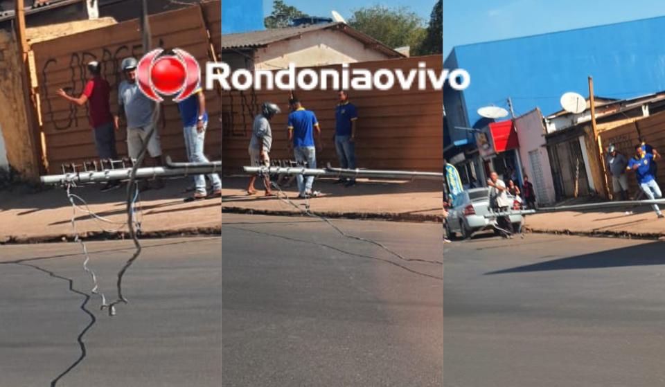 ARRASTOU: Caminhão derruba poste e provoca acidente com casal em motocicleta