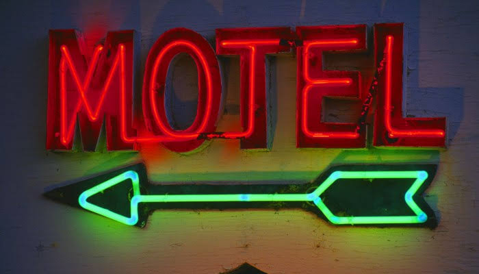 SEM DINHEIRO: Homem deixa motosserra penhorada em motel após 16 horas em suíte