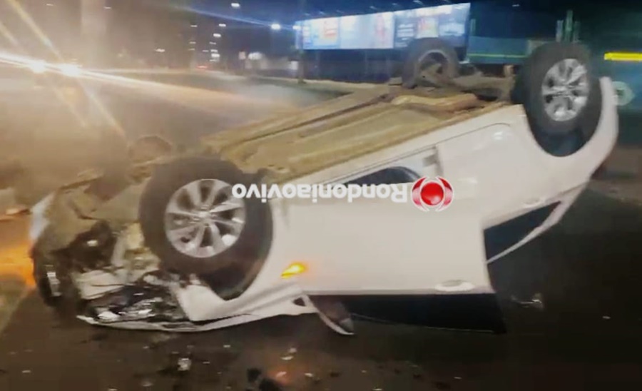BÊBADO: Motorista capota veículo em avenida e é preso por embriaguez na direção