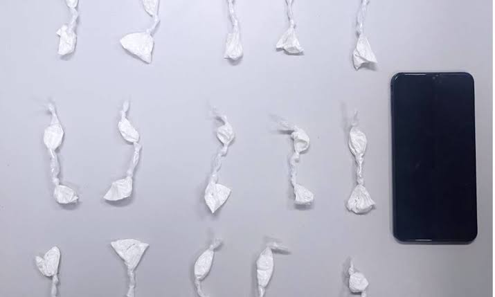 NÃO ESCAPOU: Dupla joga cocaína embaixo de viatura e é presa por tráfico  