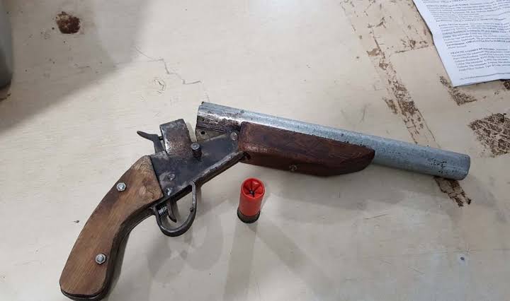 'MINHA DEFESA': População denuncia e homem em motocicleta é preso com arma na cintura