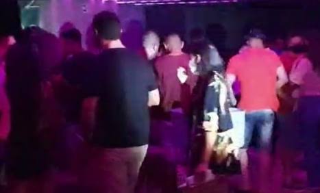 NA BOATE: Bando investe contra a PM e é contido com gás de pimenta e bala de borracha