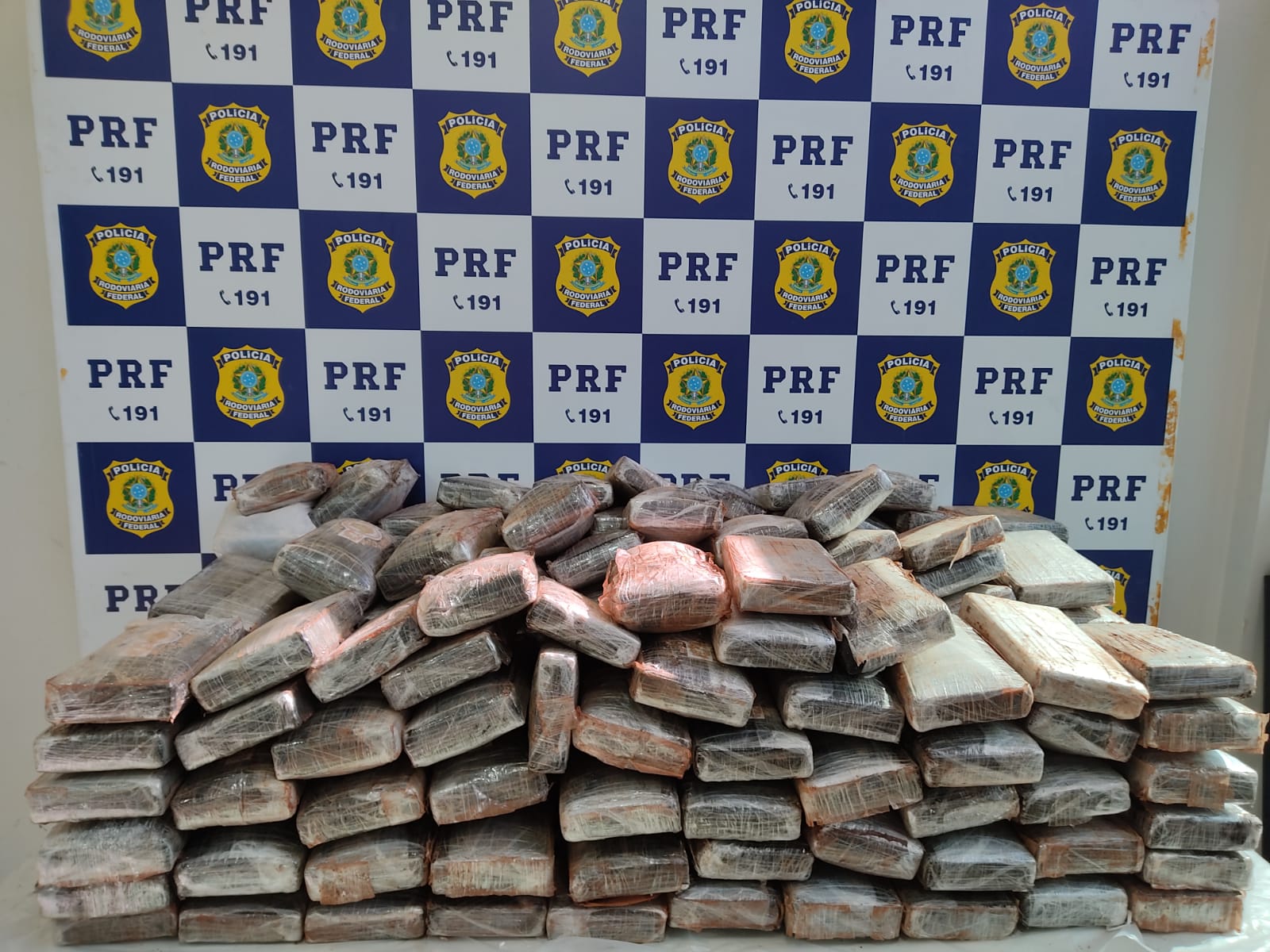 NA BR-364: PRF prende motorista com 200 quilos de droga em pneus de caminhão