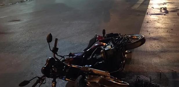 PERSEGUIÇÃO: Casal é flagrado armado e com droga após tentar fugir da PM e cair de moto