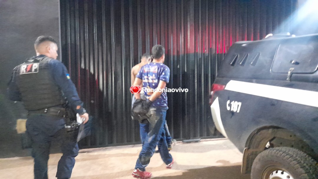  PERSEGUIÇÃO: Dois são presos com arma e moto roubadas após assaltos na zona Leste