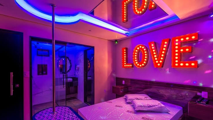 NO MOTEL: Cantora é espancada após recusar participar de ménage com empresário 