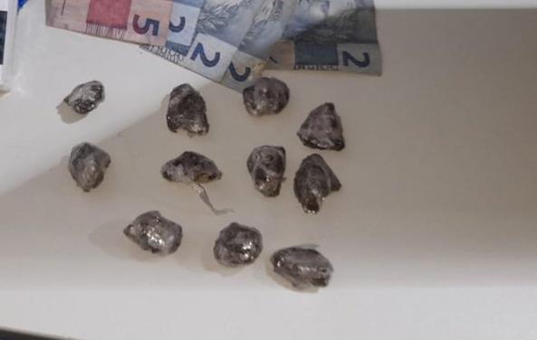 ADMITIU: Adolescente é flagrado vendendo droga no condomínio Orgulho do Madeira