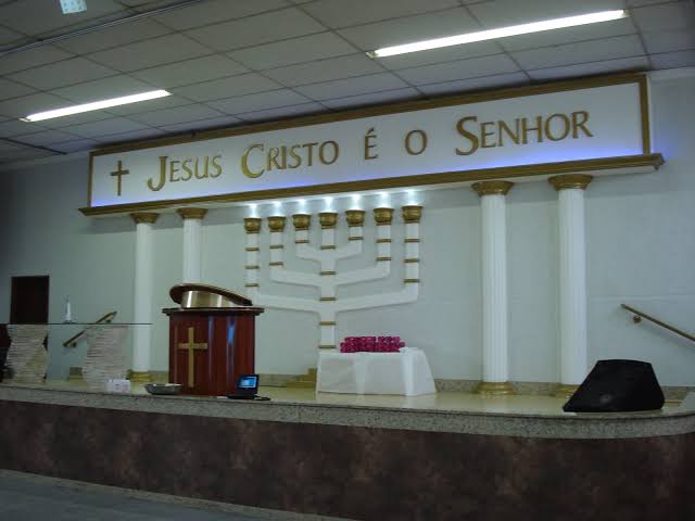 NO ALTAR: Ladrão invade igreja Universal e assalta fiel que estava em oração