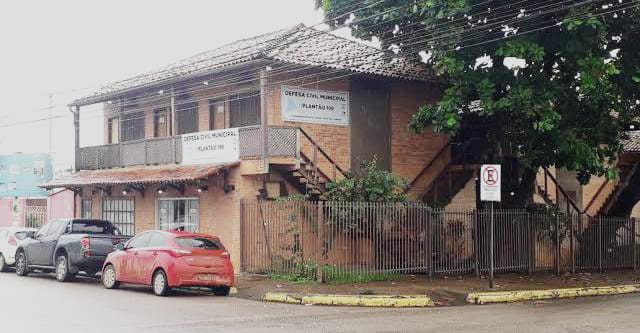 NO CENTRO: Bandido invade prédio da Defesa Civil e rouba arma e colete de vigilante