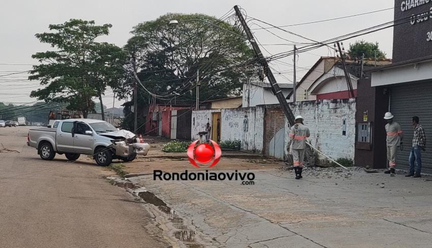 NA RETA: Hilux desgovernada destrói poste e motorista foge